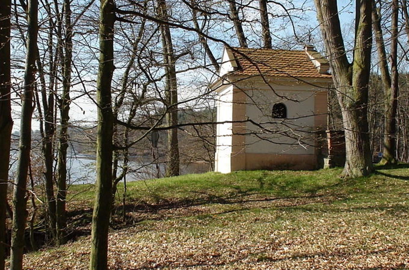  Kaple Nanebevzetí Panny Marie Na Rovínku nad přehradou Slapy