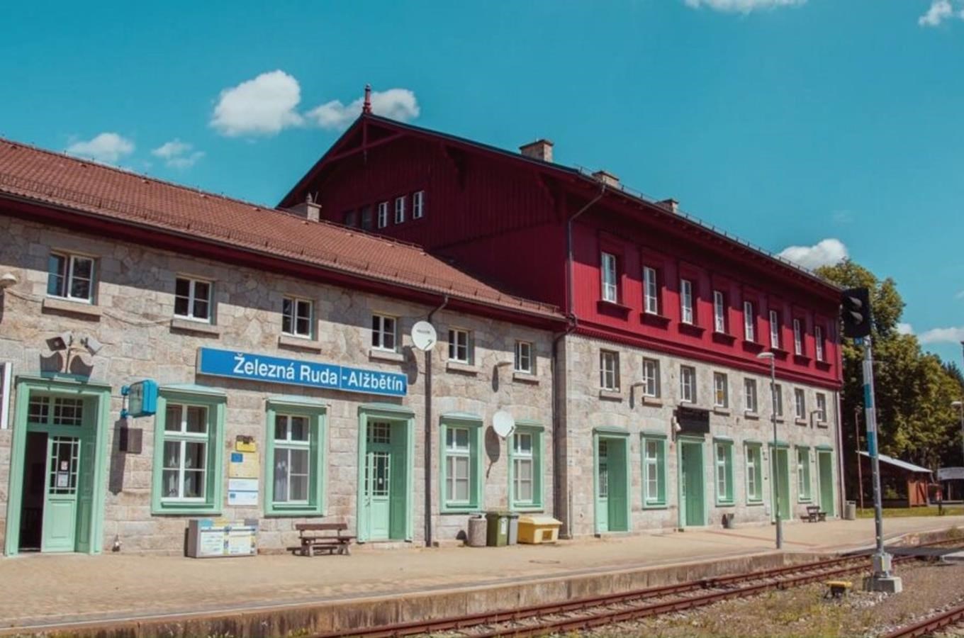 Nádraží Železná Ruda-Alžbětín – jediné nádraží v ČR, které patří dvěma státům