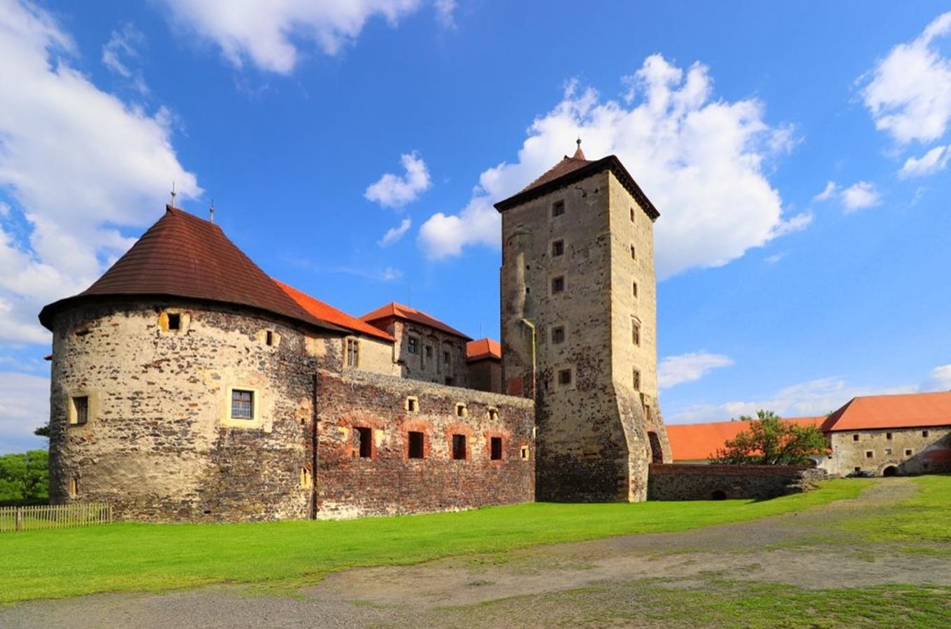 Vstupní věž hradu Švihov s expozicí stavebního vývoje hradu