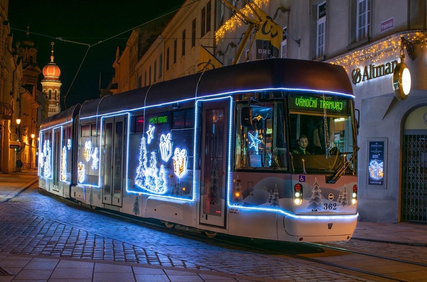 V Plzni se projedete speciální vánoční tramvají