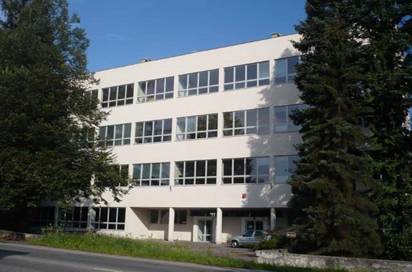 Funkcionalistická budova gymnázia v Českém Těšíně 