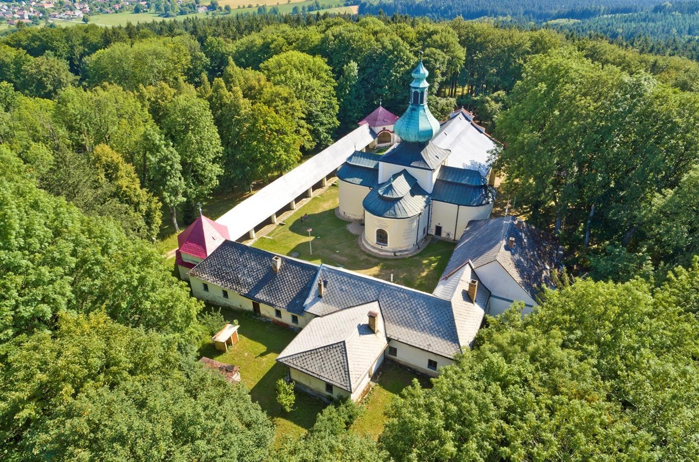 Kudy z nudy - Poutní místo Křemešník s kostelem Nejsvětější Trojice