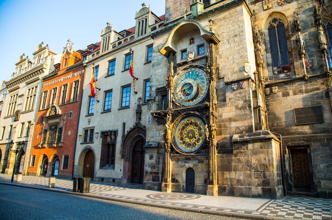 Staroměstský orloj v Praze - jediný na světě měří babylonský a staročeský čas