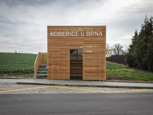 Vyhlídka a autobusová zastávka Kobeřice u Brna