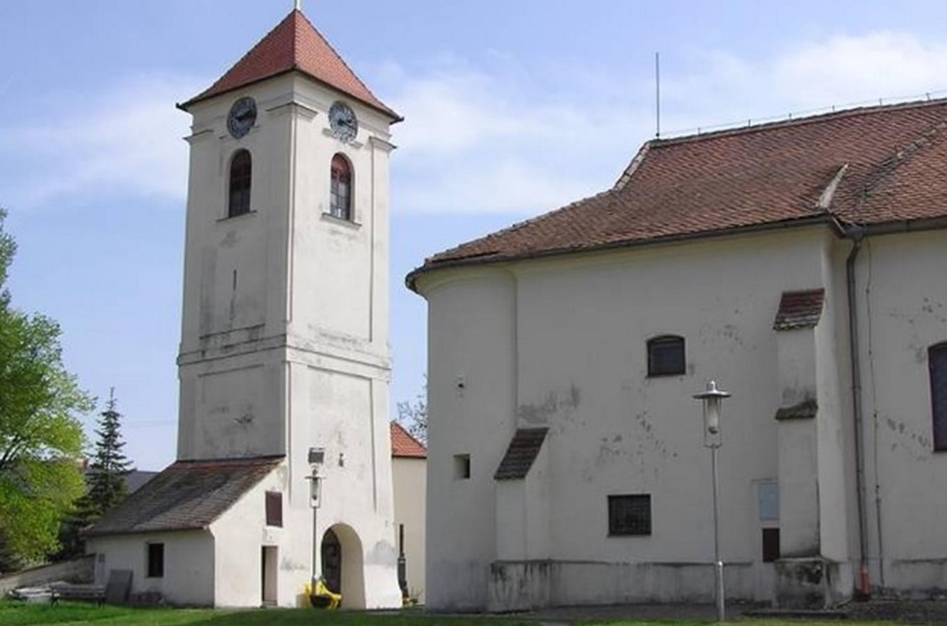 Kostel sv. Jiří v Kobylí s unikátní zvonicí