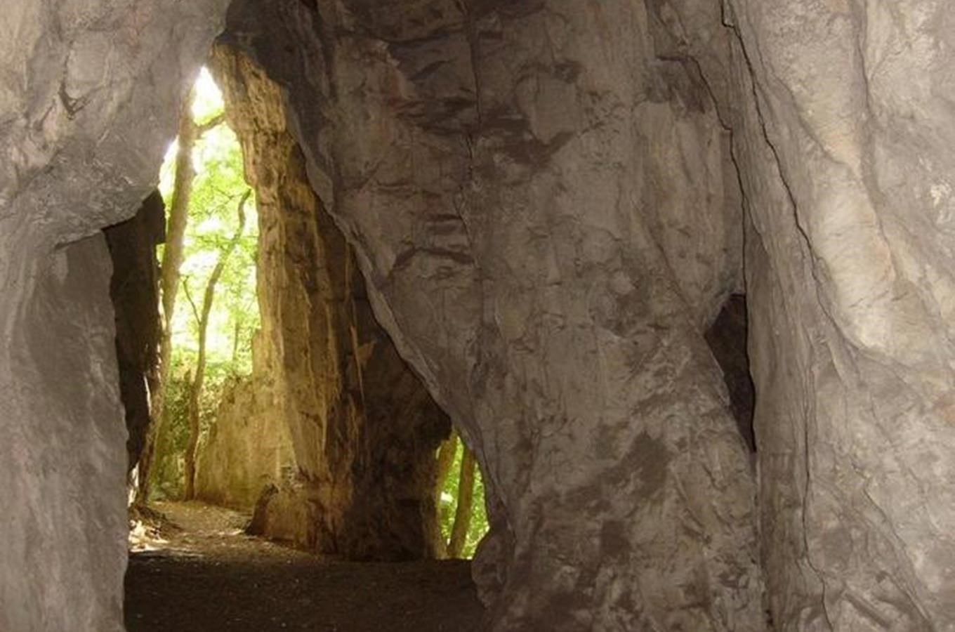 Průchozí jeskyně Kostelík v Moravském krasu