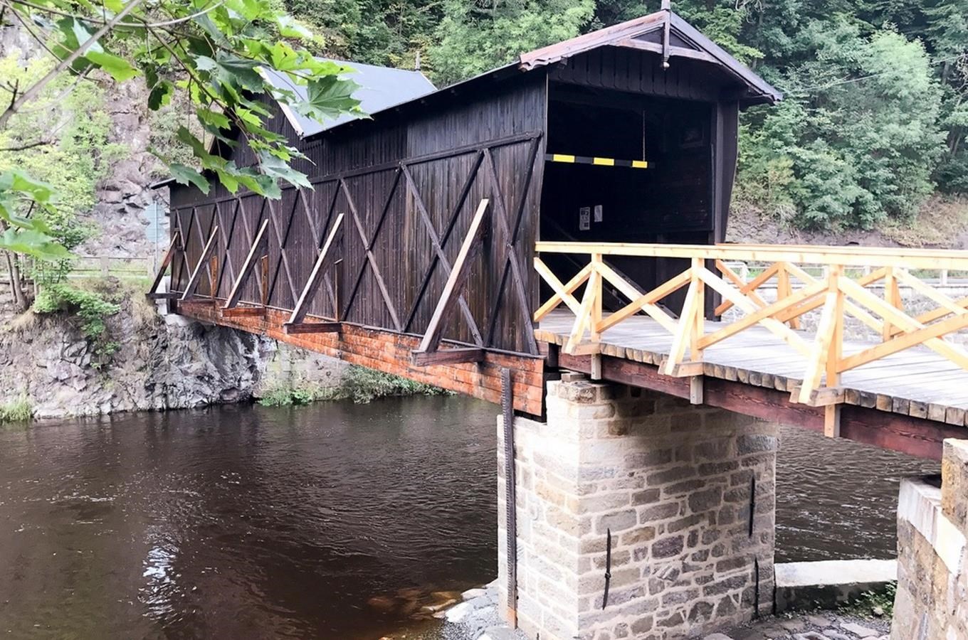 Krytý dřevěný most v obci Bystrá nad Jizerou
