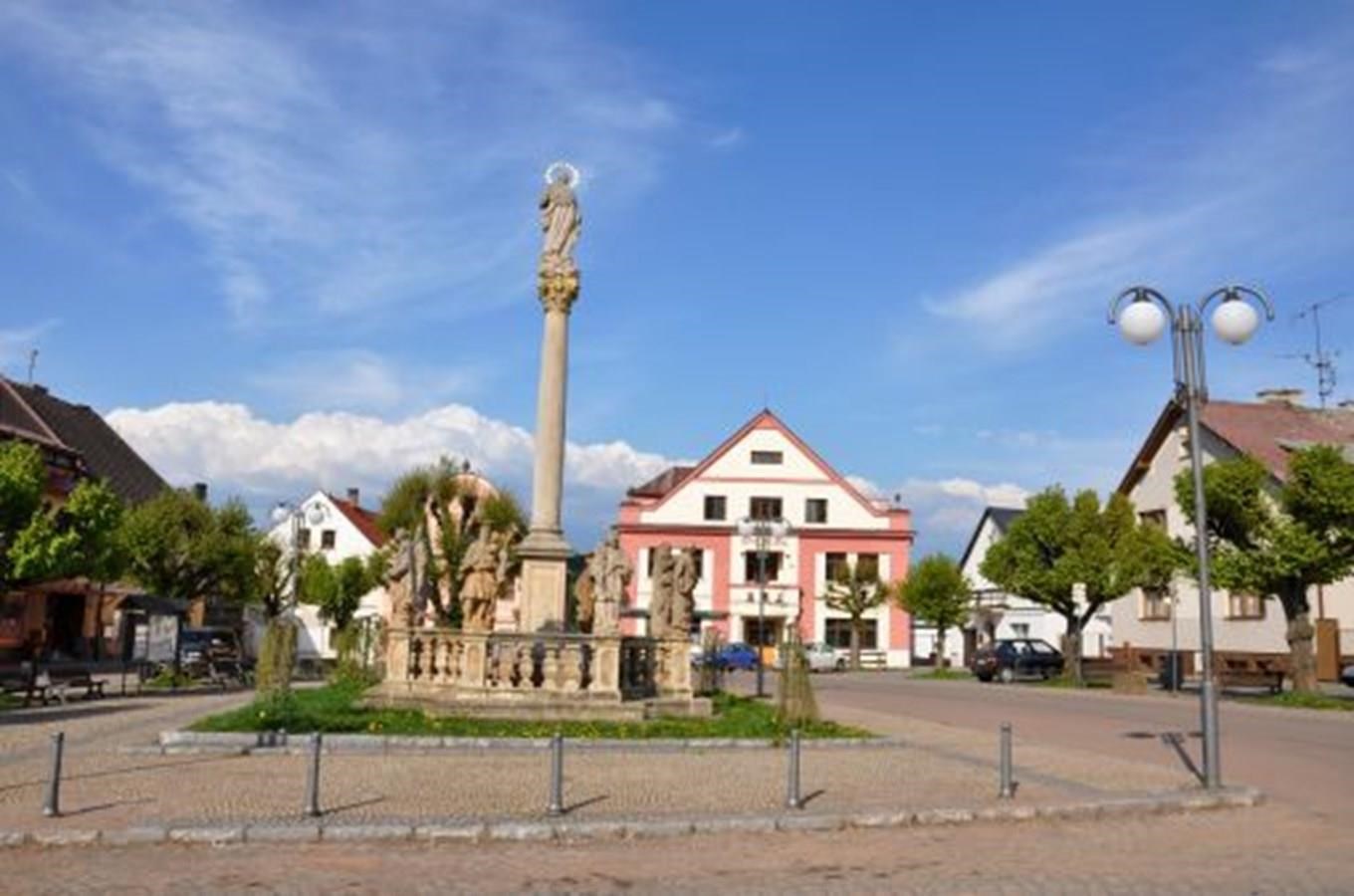 Městys Pecka - náměstí s měšťanskými domy a morovým sloupem