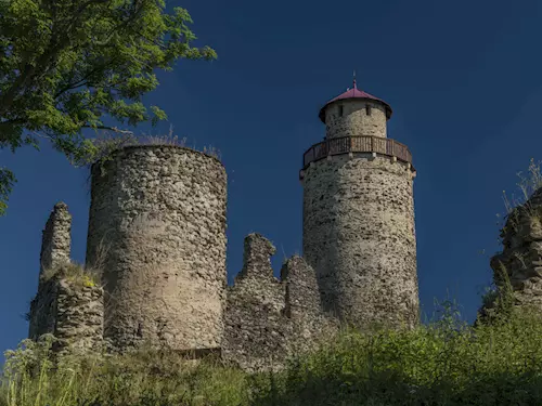 Rozhlédnete se z věže hradu Sukoslav pod Milešovkou