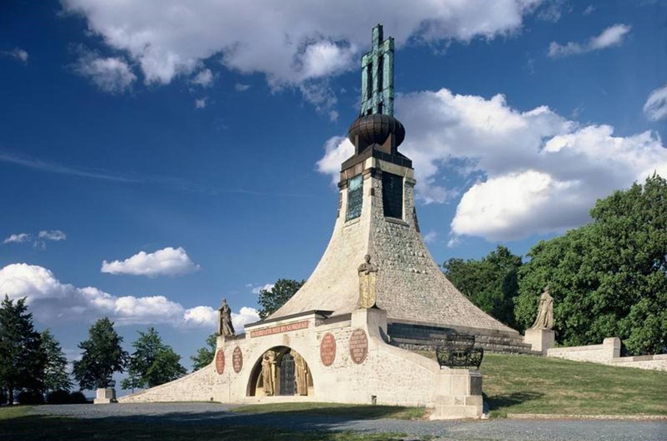 Kudy Z Nudy Pamatnik Mohyla Miru
