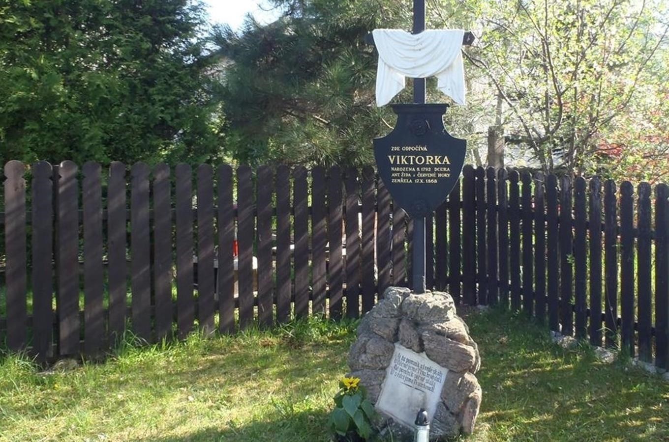 Pomník Viktorie Židové v Červeném Kostelci