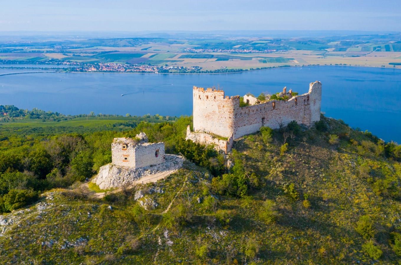 Zřícenina gotického hradu Dívčí hrady (Děvičky) – dominanta Pálavských vrchů