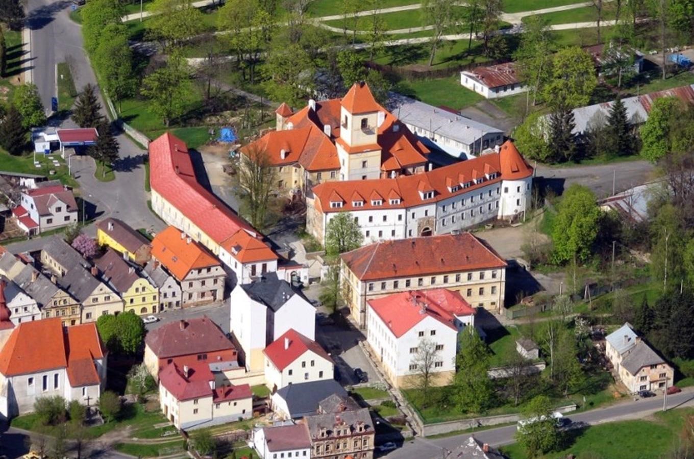 Rekonstruovaný zámek v Poběžovicích