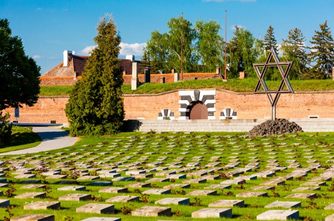 Malá pevnost s Národním hřbitovem Terezín