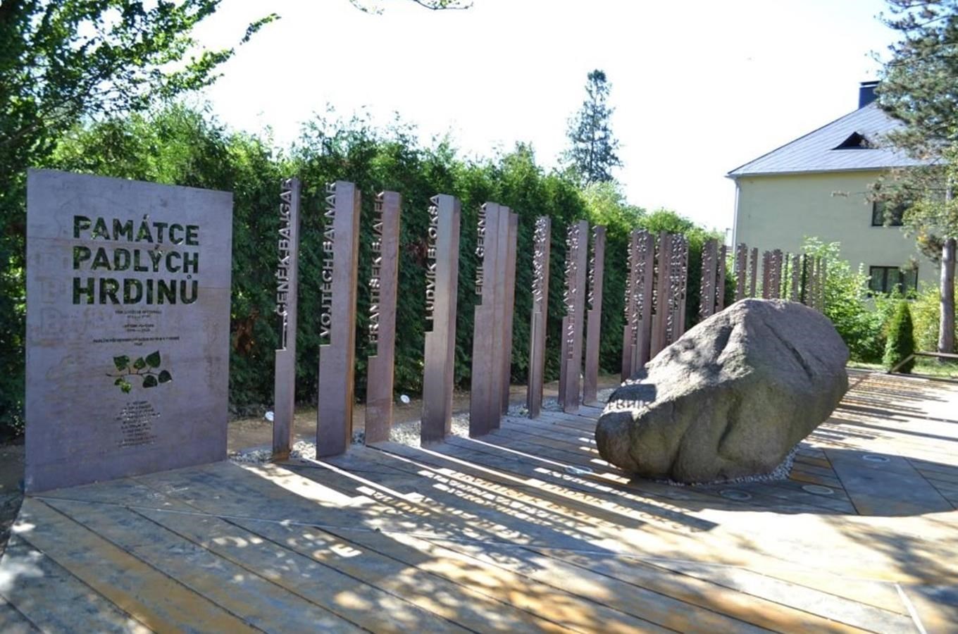 Památník obětem válek u bludného balvanu v Ostravě