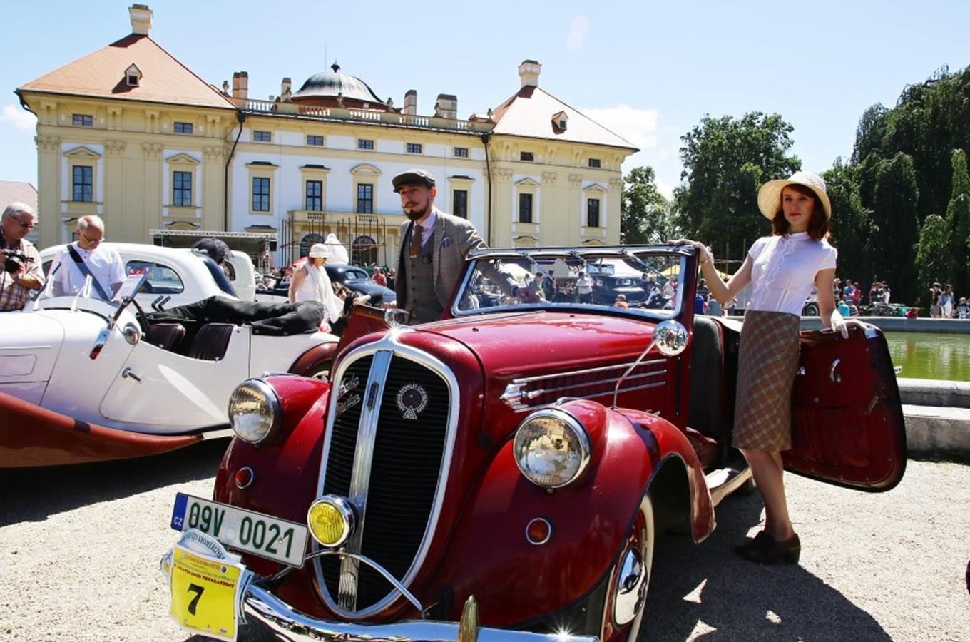 Potěšte se krásou historických vozidel na zámku ve Slavkově