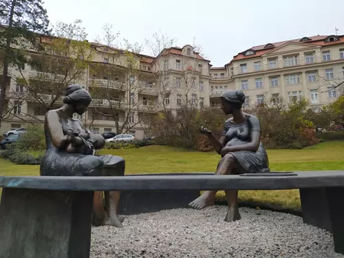 Lavička nekonečná v podolské porodnici