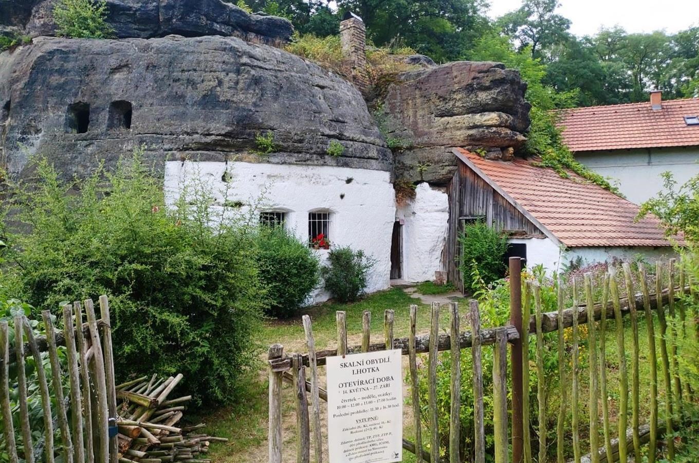 #světovéČesko a skalní byt na Kokořínsku: místo, kde se bydlelo až do roku 1982