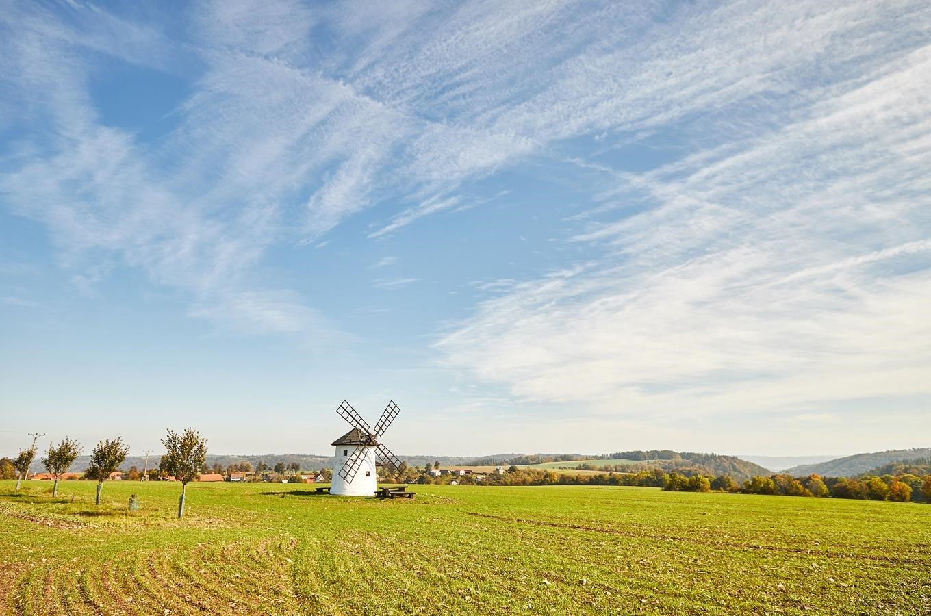 Větrný mlýn Spálov - nejmenší větrný mlýn v České republice