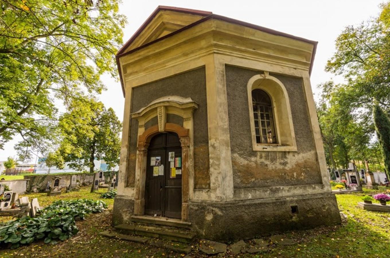 Kaple Povýšení sv. Kříže s hrobkou rodu Černínů