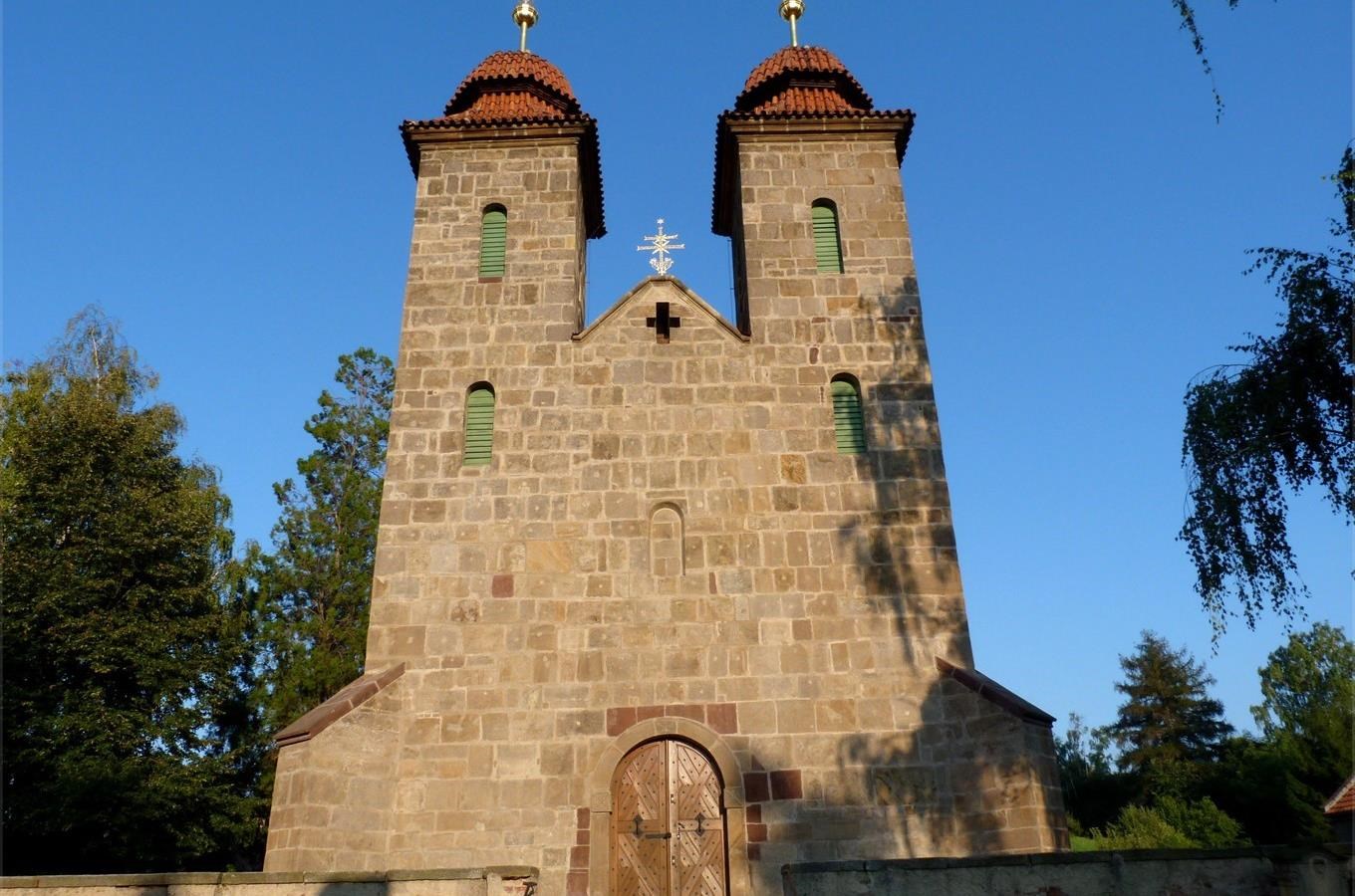 Románská trojlodní bazilika Nanebevzetí Panny Marie Tismice