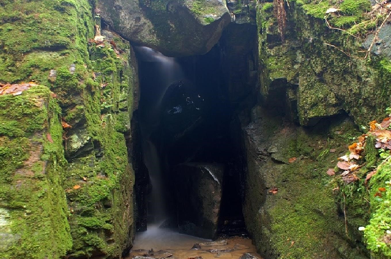 Pekelský vodopád v údolí Žebnického potoka