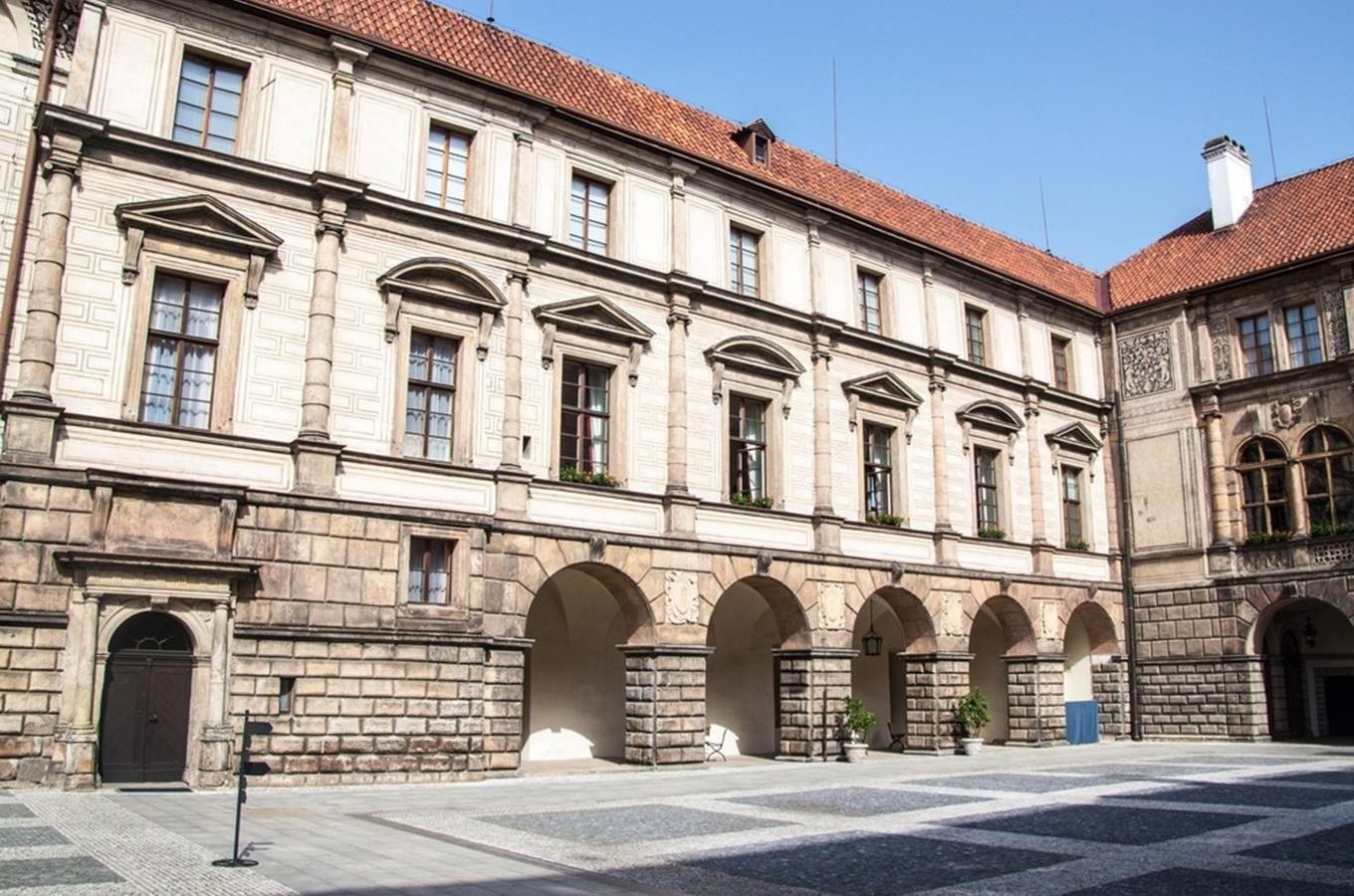 Policie hled v souvislosti s vradou na erpac stanici v Nelahozevsi I takov informace me pomoci policii k dopaden pachatele, uvedl Policie hled v souvislosti s vradou na erpac stanici