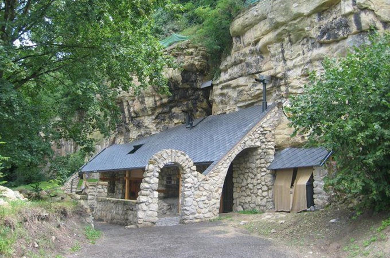 Restaurace Graal ve Skále - unikátní prostředí v srdci jeskyně v Mladé Boleslavi