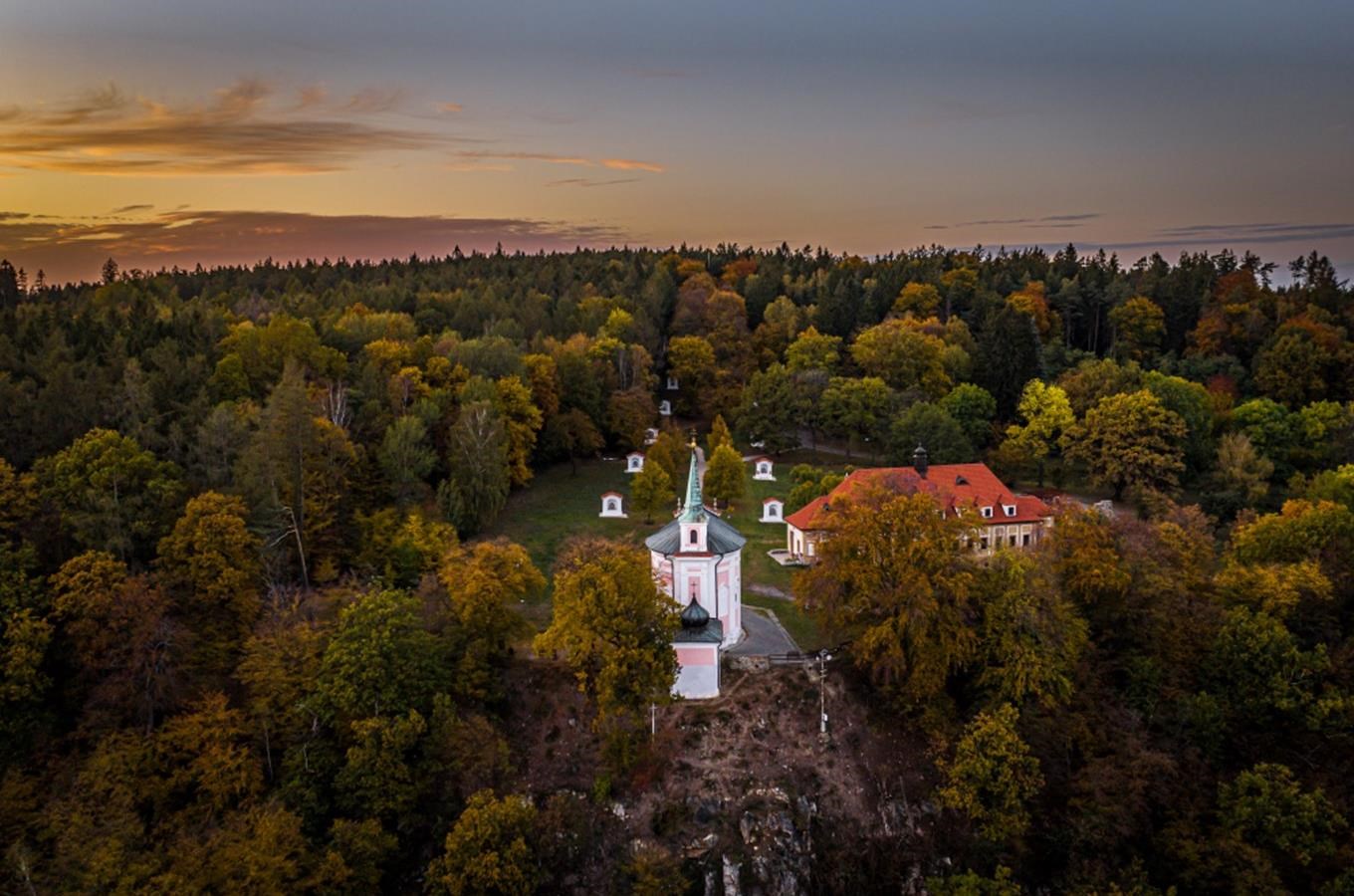 Kudy z nudy Barokní areál Skalka poutní kostel u Mníšku pod Brdy