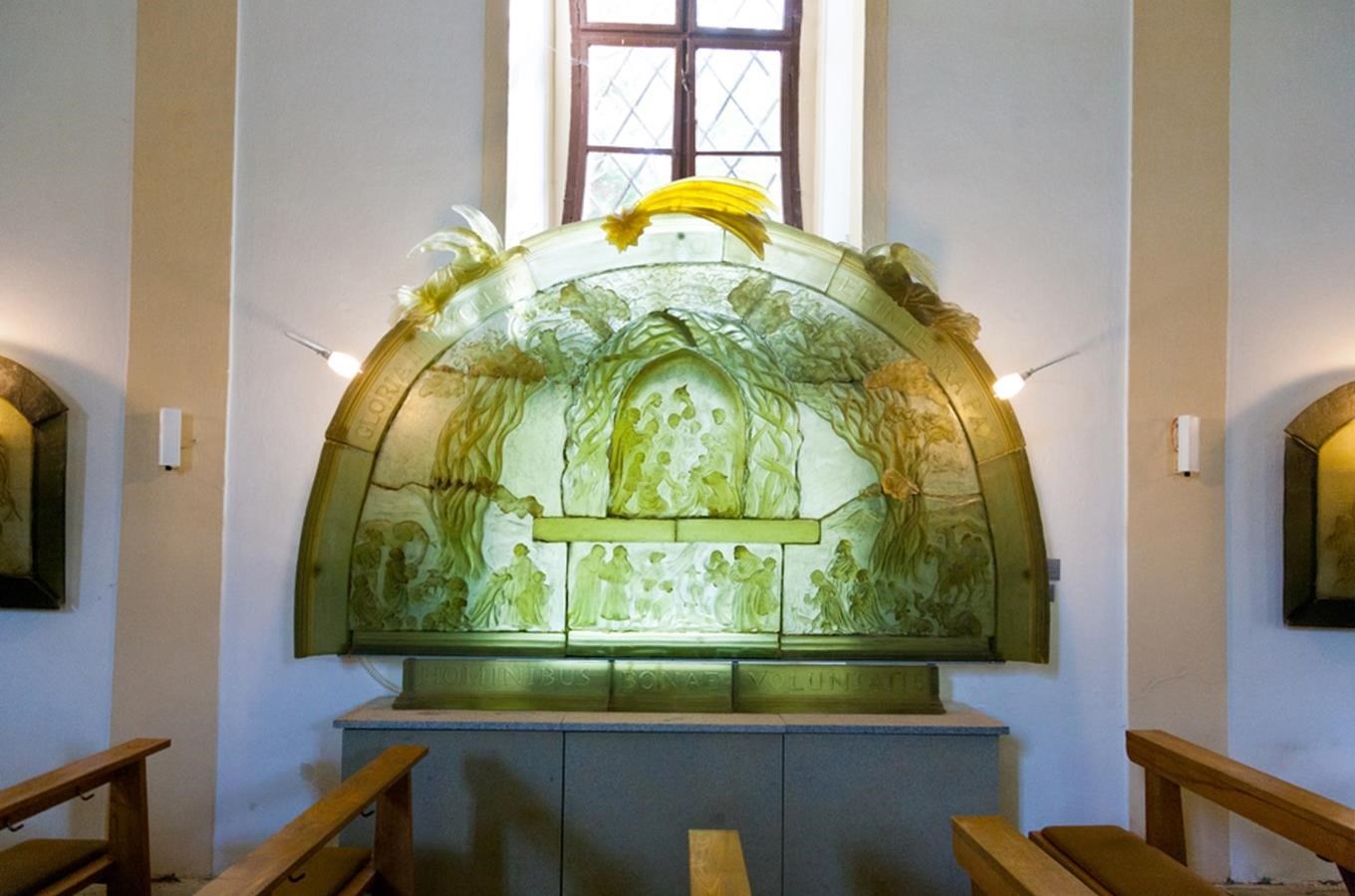 Kudy z nudy - Kostel sv. Vintíře v Dobré Vodě u Hartmanic s unikátním skleněným oltářem