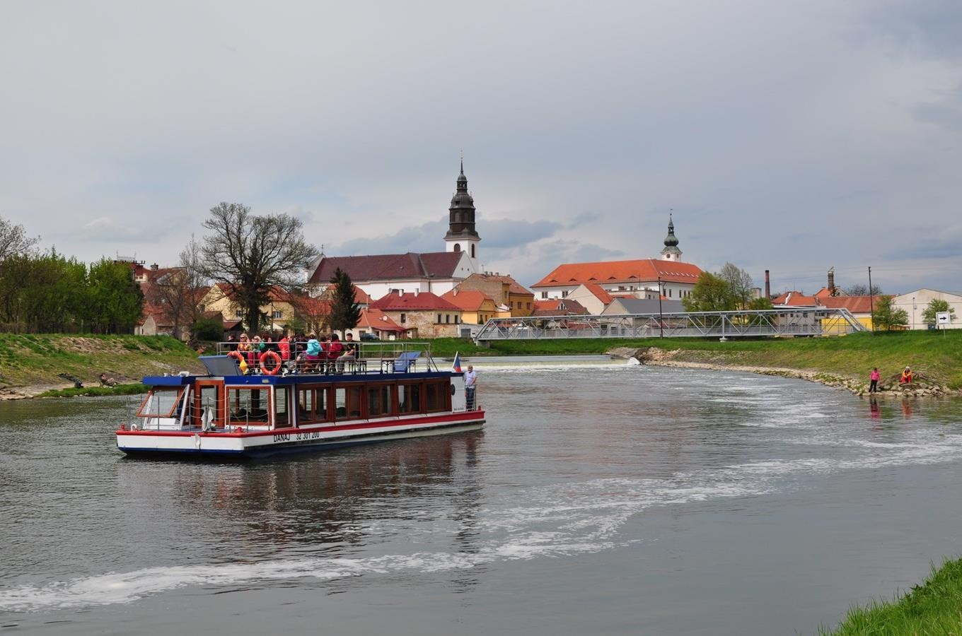 Pravidelné plavby výletních lodí na Baťově kanále: Veselí nad Moravou - Uherský Ostroh - Strážnice