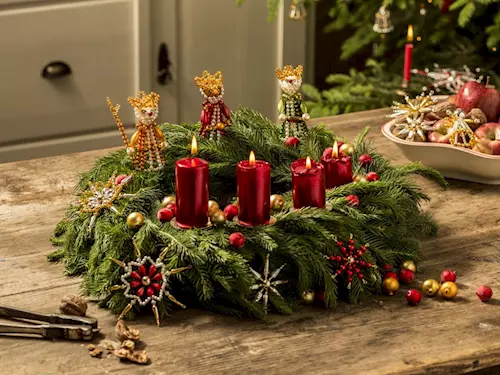 Na exkurzi do výrobny perličkových vánočních ozdob se vydejte do Poniklé