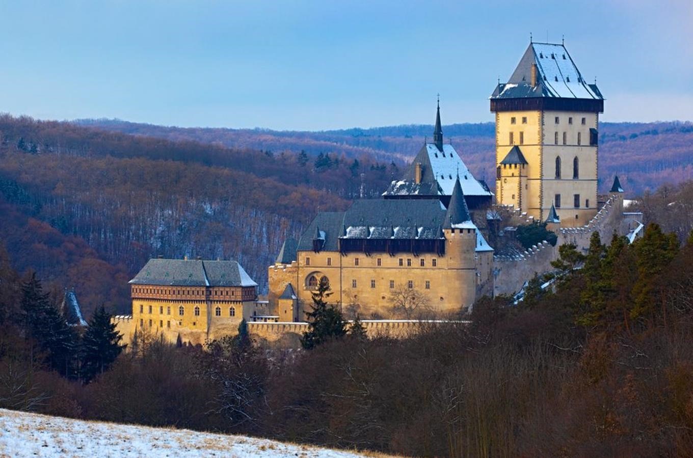 Hrad Karlštejn zve na zimní prohlídky i adventní akce