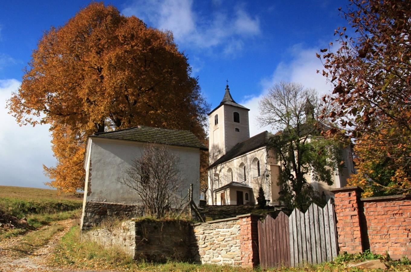 Hřbitovní kostel Nanebevzetí Panny Marie v Horním Maršově