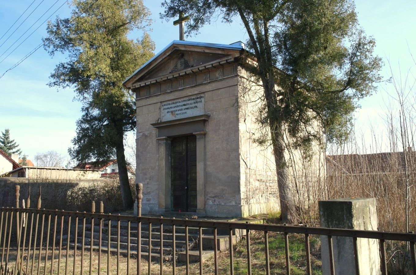 Pohřební kaple sv. Kříže ve Veltrusech