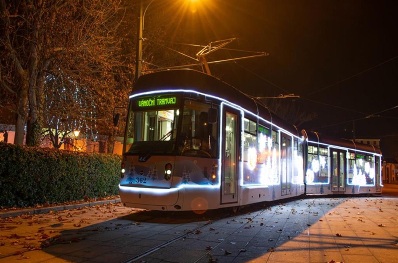 Vánočně nazdobená tramvaj v Plzni