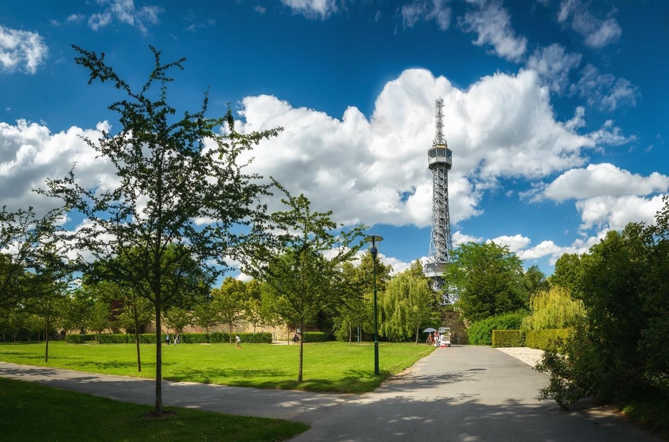 Petřínská rozhledna – mladší sestra Eiffelovy věže