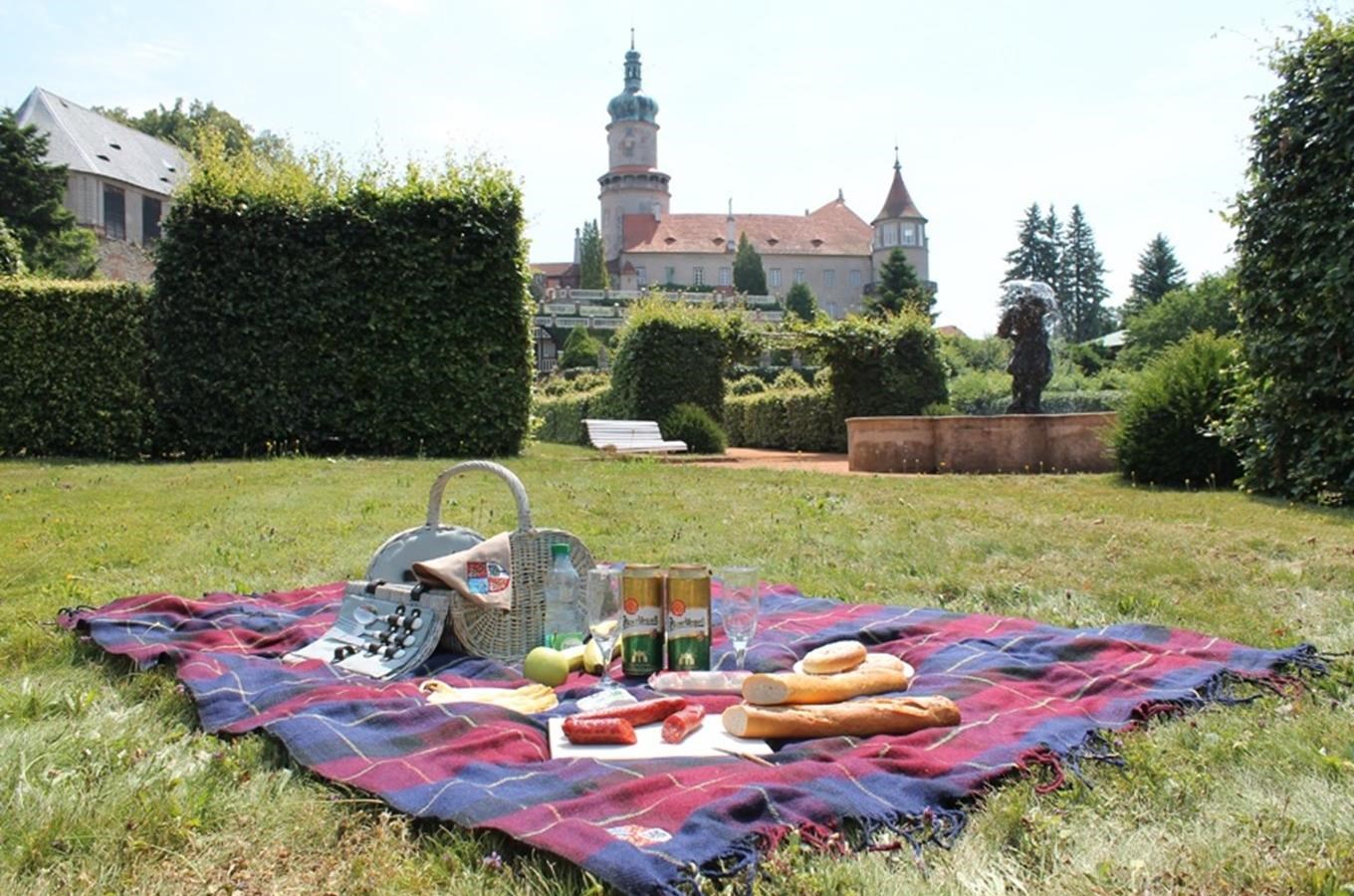 Piknik v zahradě zámku v Novém Městě nad Metují