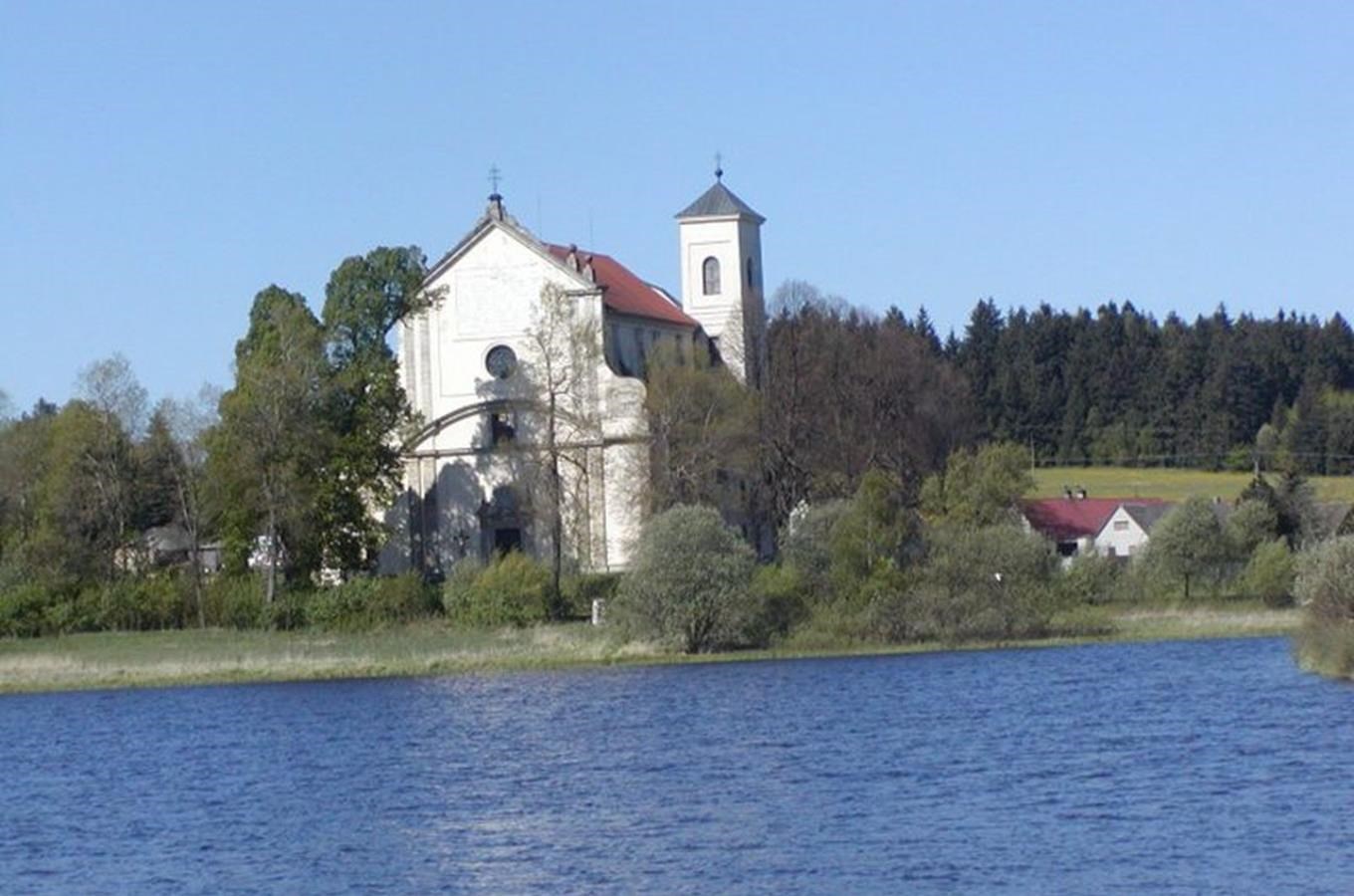 Klášter u Nové Bystřice s kostelem Nejsvětější Trojice
