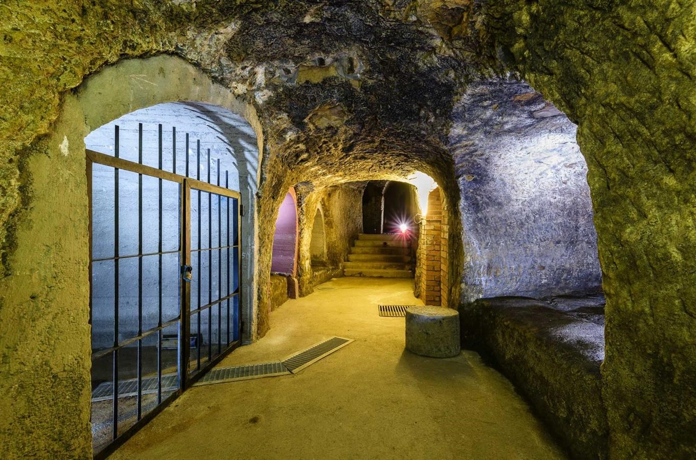 Plzeňské historické podzemí za svitu baterek
