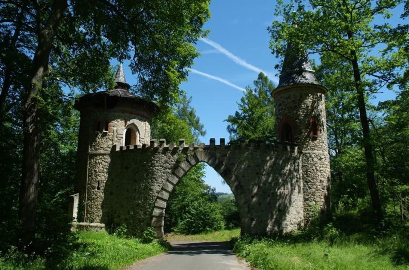 Arturův hrad v zámeckém areálu Sychrov