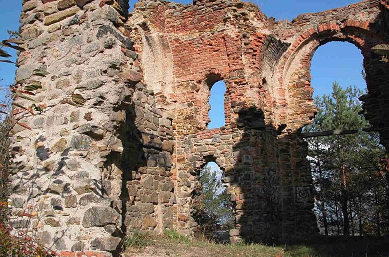 Kudy z nudy Břístevská hůra a zřícenina kaple Povýšení sv. Kříže u