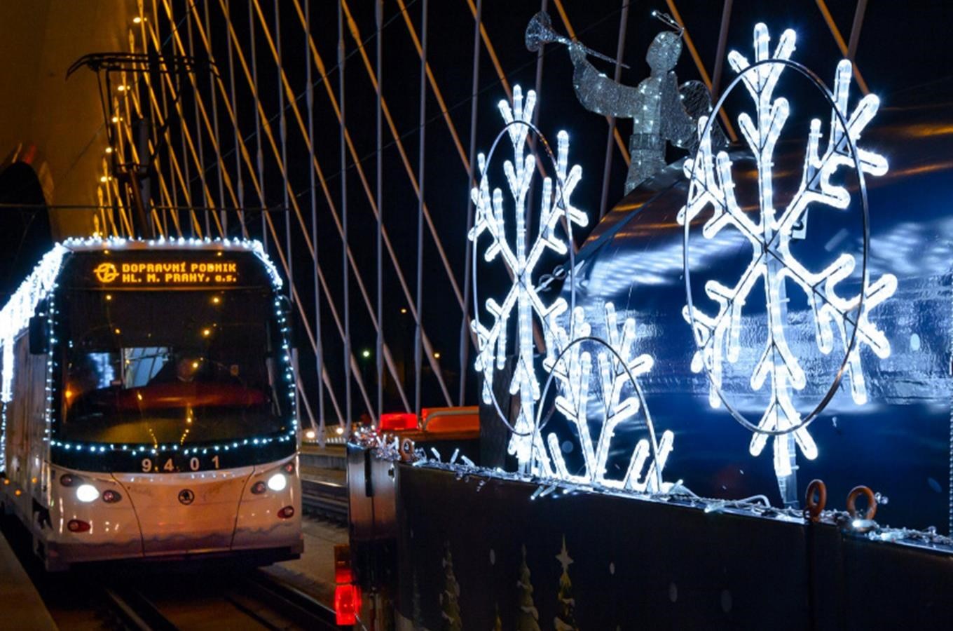 Prahou jezdí tramvaje a autobusy s vánoční výzdobou