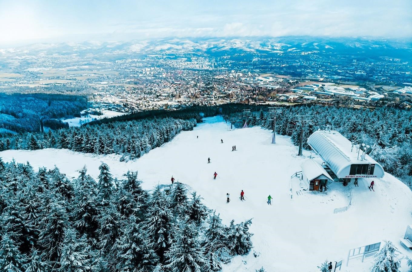 Ještěd Ski Opening již tento víkend celodenní permanentka stojí jen 590 korun!