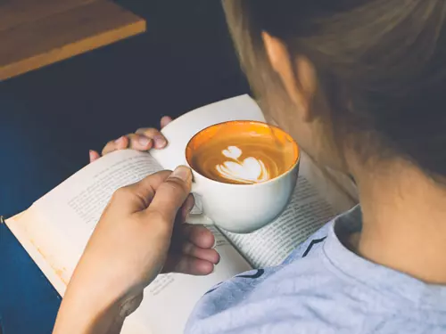 Literární kavárna Ouky Douky Coffee v Holešovicích