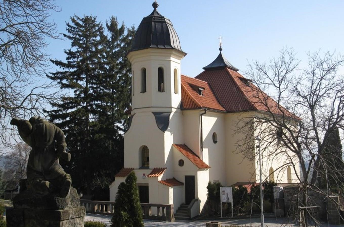  Barokní kostel Nanebevzetí Panny Marie v Černošicích