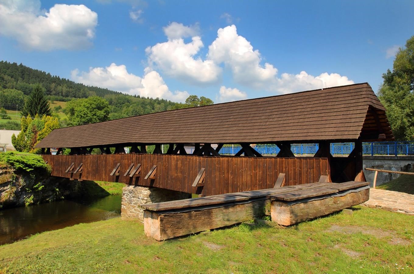 Dřevěný krytý most v Černvíru