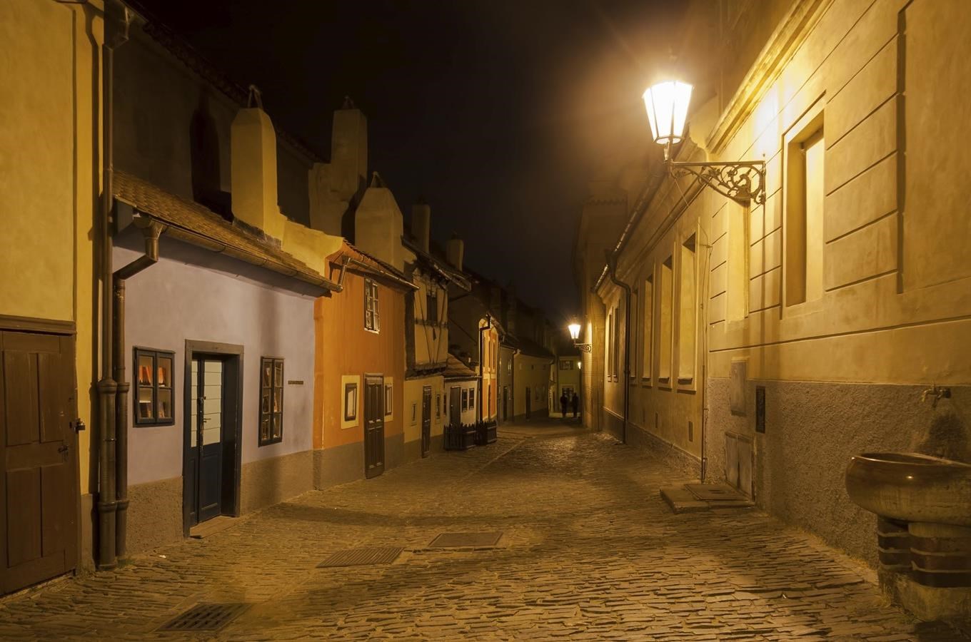 Zlatá ulicka na Pražském hrade dýchá minulostí