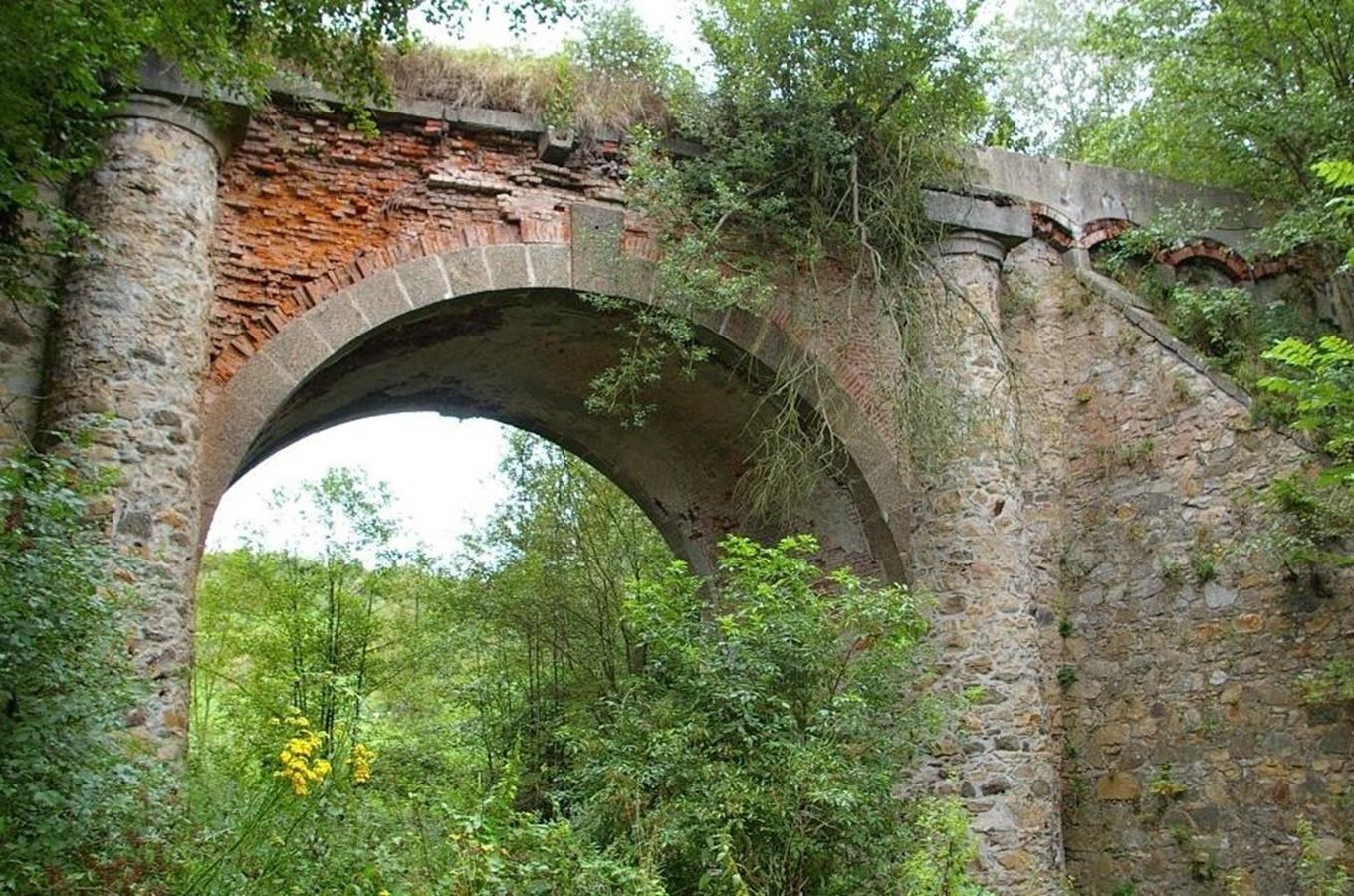 Kamenný most přes Radslavický potok ve Velkém Meziříčí 