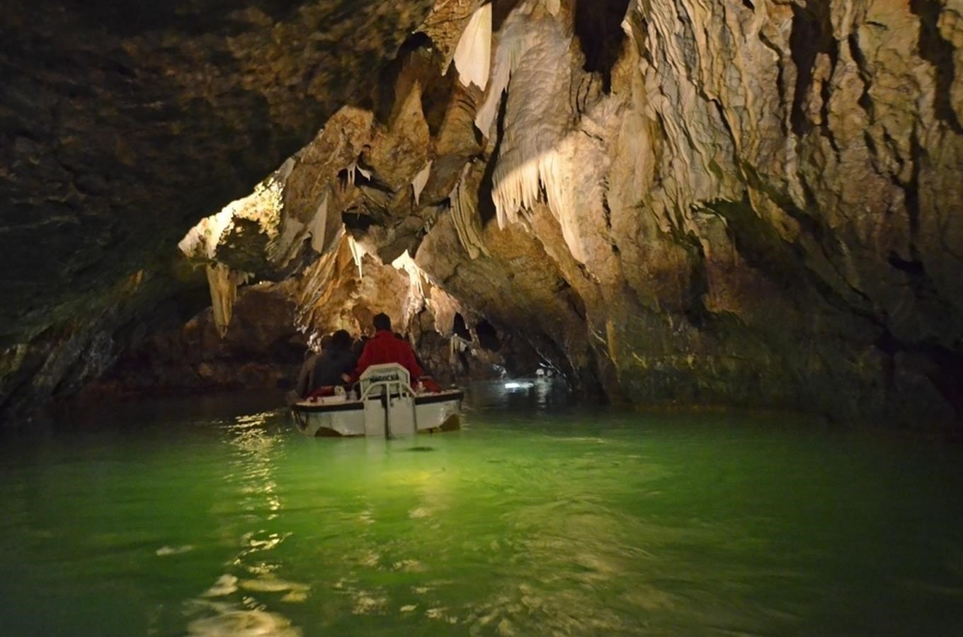 Punkevní jeskyně lákají: Vydejte se z kouzelného světa propasti po tajemných vodách